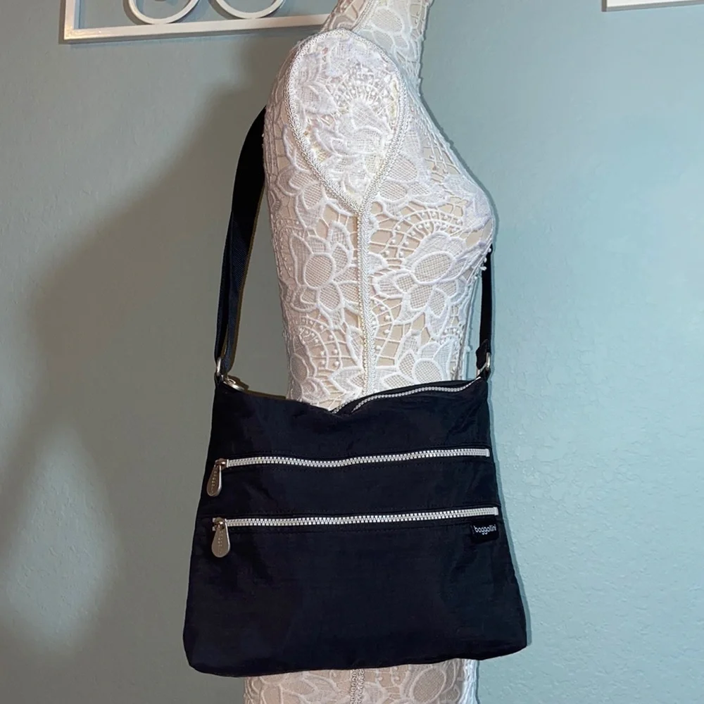 Like new Baggallini Black crossbody Bag